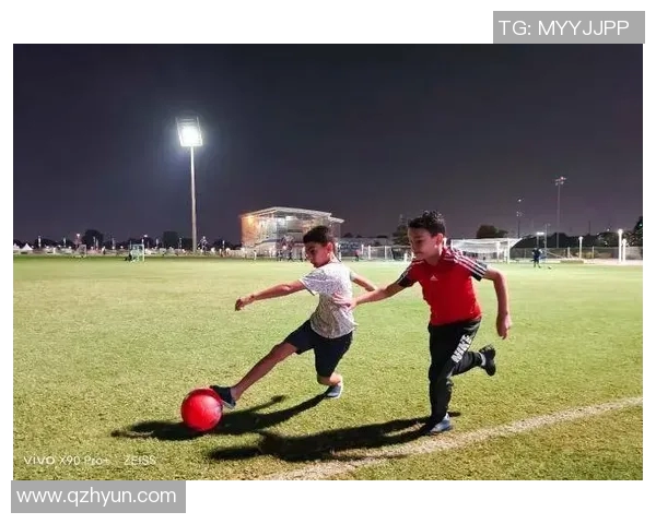 足球明星与小孩的温馨瞬间签名合影展现梦想与热爱的美好时刻 足球明星与小孩的温馨瞬间签名合影展现梦想与热爱的美好时刻